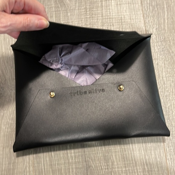 Clutch / Sml envelope in leather by tribe alive. NEW. Black with gold snaps. - Picture 2 of 5
